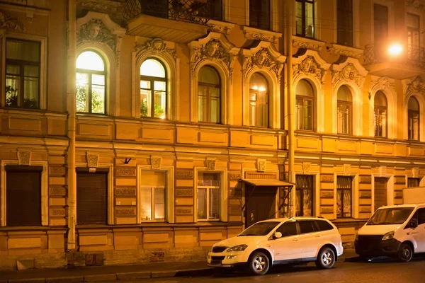 Gamla byggnader på natten i centrala Sankt Petersburg (mellan 1924 och 1991 namngivna Leningrad). — Stockfoto