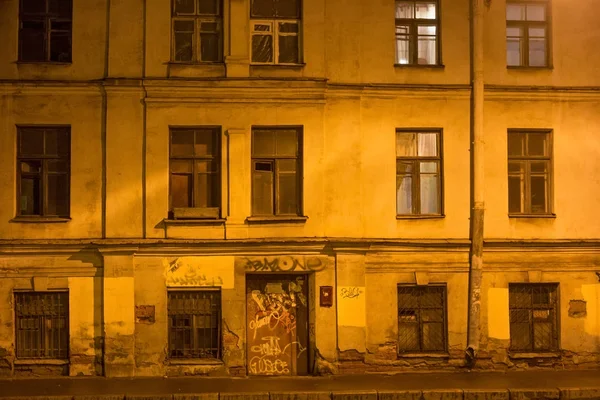 Oude shabby gebouw 's nachts in het centrum van Sint-Petersburg (tussen 1924 en 1991 benoemde Leningrad). — Stockfoto
