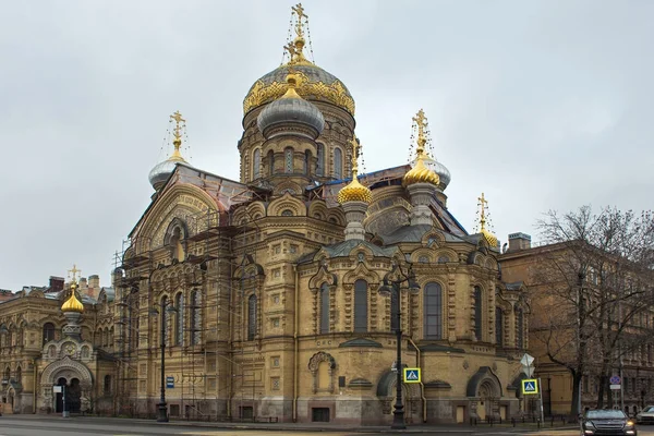 Vista da Igreja ortodoxa de Assunção estauropegial na Ilha de Vasilievsky de São Petersburgo, Rússia . — Fotografia de Stock