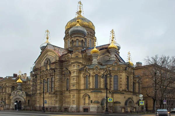 View of stauropegial orthodox Assumption Church on Vasilievsky Island of St. Petersburg, Russia. — Stock Photo, Image