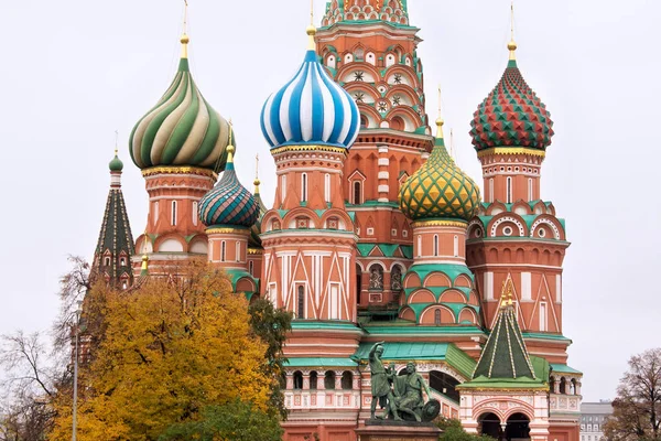 Katedrála Vasilije požehnaný (St. Basil's Cathedral) na Rudém náměstí v Moskvě, Rusko. — Stock fotografie