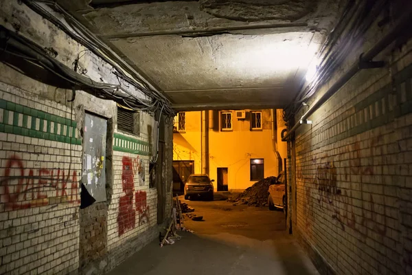 Corsia tipica nel cortile invecchiato nel vecchio quartiere di San Pietroburgo . — Foto Stock