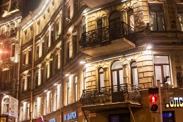 Oude gebouw 's nachts in het centrum van Sint-Petersburg. — Stockfoto