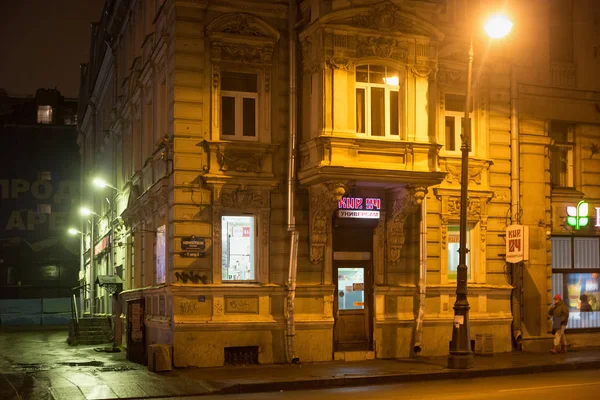 Old building at night in the center Saint Petersburg. — Stock Photo, Image