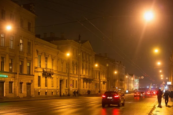 Nacht straat in het Petrogradsky district van St. Petersburg. — Stockfoto