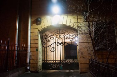 Tarihsel avlu içinde eski bölge Saint Petersburg (eski Leningrad) koridorda geceleri kapalı. 