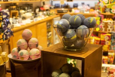 Bir dükkan St. Petersburg vitrin dekore edilmiş.