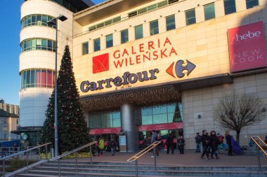 Galeria Wilenska alışveriş merkezi girişinde.
