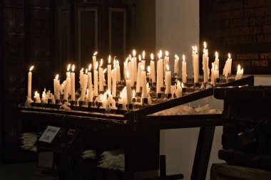 Gotik St. John's Archcathedral kilisede mumlar yanan.