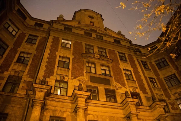 Winstgevende huis van de eerste Russische verzekeringsmaatschappij bij nacht. — Stockfoto