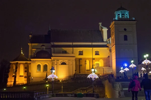 Pohled církve svaté Anny ve Varšavě v noci. — Stock fotografie