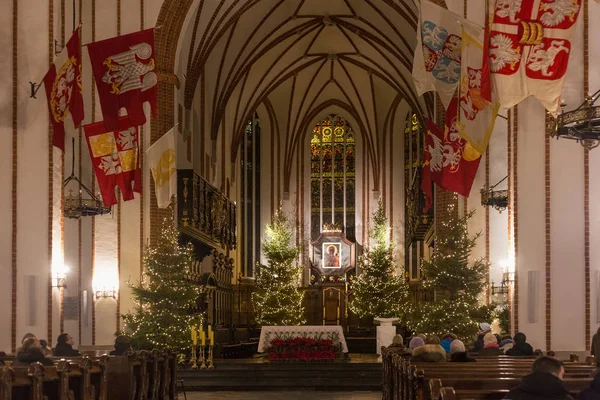 Huvudaltaret av den gotiska St. John's Archcathedral i juldekoration. — Stockfoto