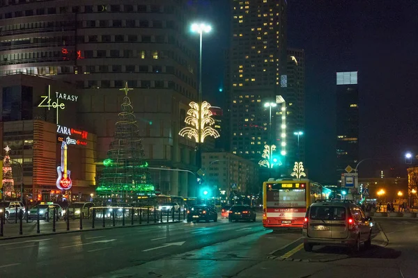 华沙市中心的夜街道在圣诞节装饰品. — 图库照片