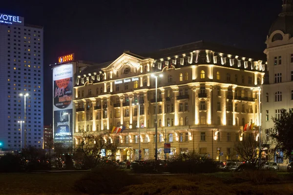 Nacht uitzicht op Hotel Polonia Palace. — Stockfoto