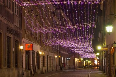 Tarihi Freta street Noel dekorasyonu gece görünümü.