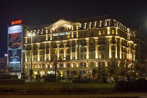 Nacht uitzicht op Hotel Polonia Palace. — Stockfoto