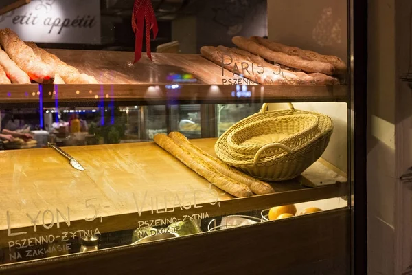 Venda de baguetes francesas em um pequeno restaurante no centro de Varsóvia . — Fotografia de Stock
