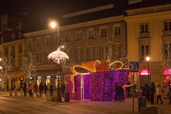 Wgląd nocy Krakowskie Przedmieście ulica w Warszawie w Boże Narodzenie dekoracje. — Zdjęcie stockowe