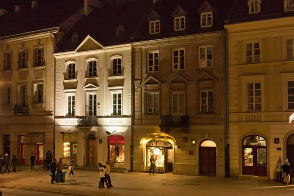 Vista nocturna del barrio de Cracovia en Varsovia . — Foto de Stock