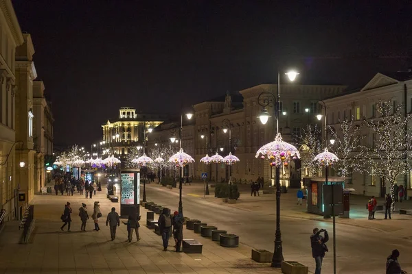 Noční pohled z ulice ve Varšavě v vánoční ozdoby Krakov předměstí. — Stock fotografie