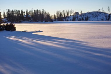 Stbske Pleso göl buz yüzeyi. 