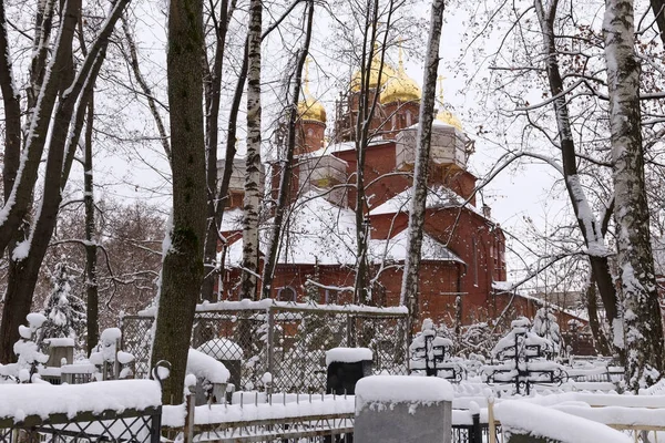 A Igreja Ortodoxa Velha Crente da Assunção da Mãe de Deus no Cemitério Vermelho (Bugrovsky) em Nizhny Novgorod. Rússia . — Fotografia de Stock