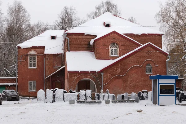 O velho edifício administrativo o cemitério Vermelho (Bugrovsky) em inverno Nizhny Novgorod. Rússia . — Fotografia de Stock