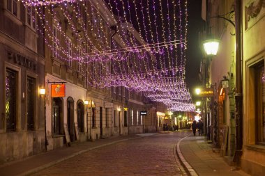 Tarihi Freta street Noel dekorasyonu gece görünümü.