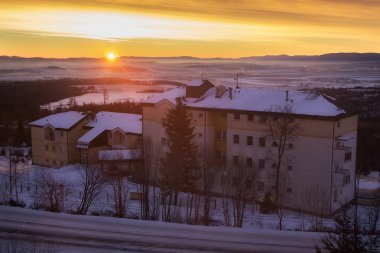 Azgın Smokovec merkezinde güzel şafak. 
