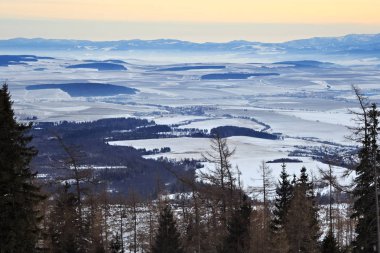 Kayak ve yürüyüş Hrebienok Resort mavi bir plato görünümü.