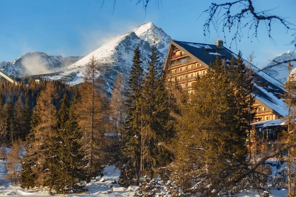 Zimowy widok wsi Strbske pleso hotel, Las iglasty i ośnieżonych szczytów. — Zdjęcie stockowe