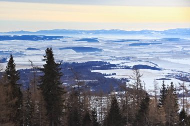Kayak ve yürüyüş Hrebienok Resort mavi bir plato görünümü.