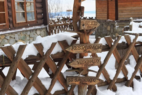 Segnaletica in legno con informazioni turistiche nelle montagne degli Alti Tatra Parco nazionale . — Foto Stock