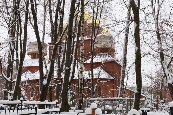 A Igreja Ortodoxa Velha Crente da Assunção da Mãe de Deus no Cemitério Vermelho (Bugrovsky) em Nizhny Novgorod. Rússia . — Fotografia de Stock