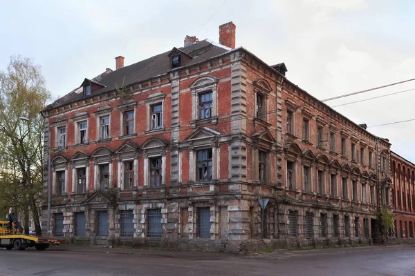 Uitzicht op de oude verlaten gebouw in het centrum van Kaliningrad (voormalige Duitse stad Koningsbergen). — Stockfoto