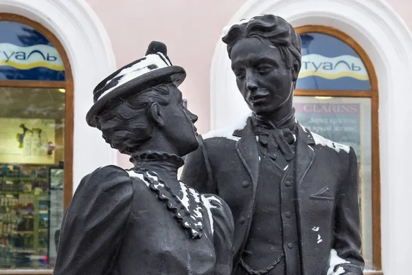 Skulptur ”ädla par” på Bolshaya Pokrovskaya street. — Stockfoto