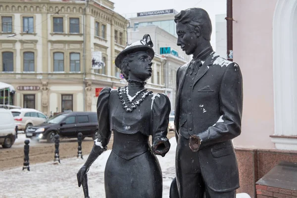 Escultura "Pareja noble" en la calle Bolshaya Pokrovskaya . —  Fotos de Stock