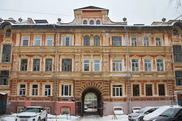 A régi kopott építve Bolshaya Pokrovskaya Street. — Stock Fotó