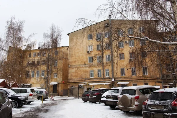 The old yard with shabby apartment buildings in Nizhny Novgorod. — Stock Photo, Image