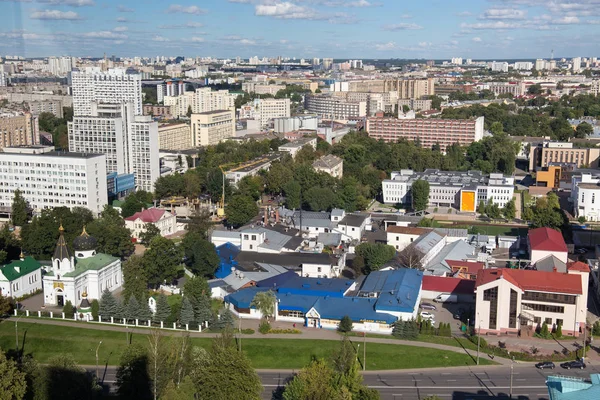 Вид с воздуха на юго-восточную часть Минска со старыми советскими зданиями . — стоковое фото