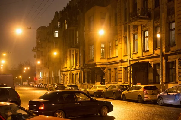 Eski binalarda Merkezi (arasında 1924 ve 1991 adlandırılmış Leningrad Saint Petersburg geceleri). — Stok fotoğraf