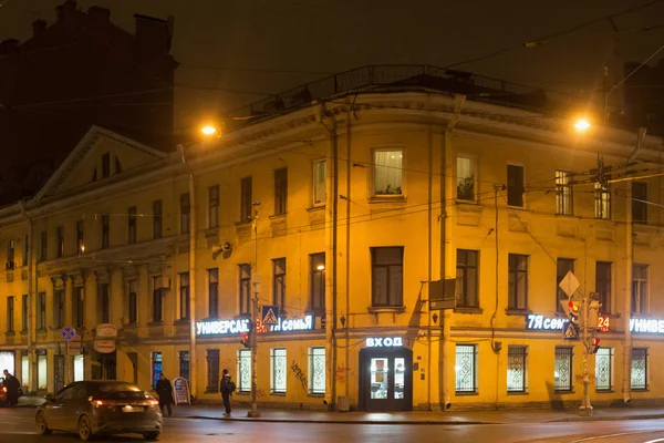 Stará budova v noci v centru Petrohradu. — Stock fotografie