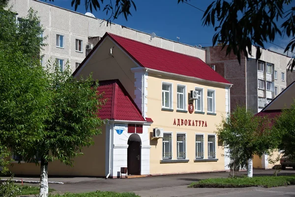 Ancien bâtiment historique typique au centre de la Petropavl . — Photo