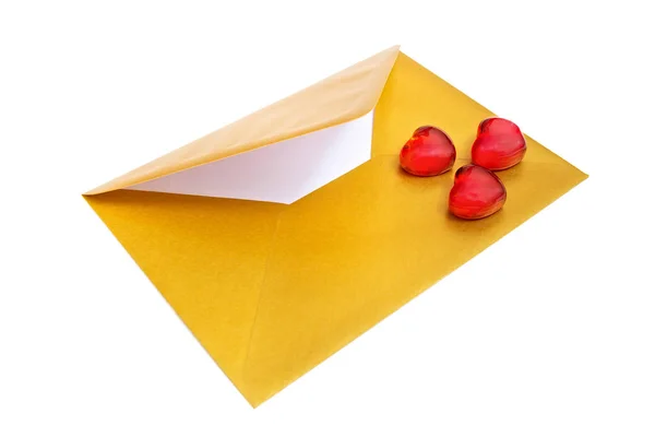 Rode harten en open gouden envelop. — Stockfoto