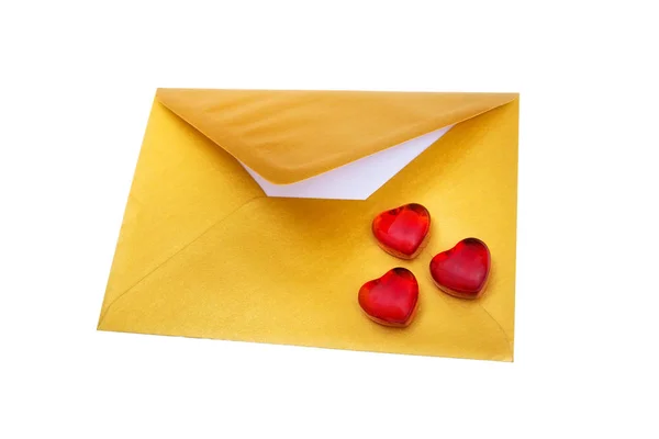 Corações vermelhos e envelope de ouro aberto . — Fotografia de Stock