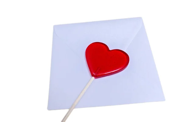 Otwartą kopertę niebieski i czerwony lizak w kształcie serca. — Zdjęcie stockowe