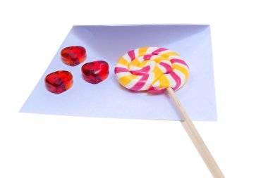 Açık mavi bir zarf içerisinde ve lolipop.