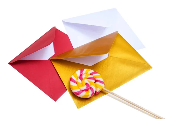 Groep van open veelkleurige enveloppen met lolly. — Stockfoto