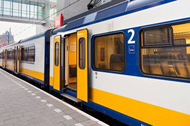 Sarı Hollanda Amsterdam Centraal istasyonu platformu üzerinde sabah tren.. 