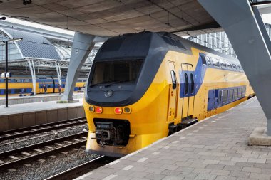 Sarı Hollanda Amsterdam Centraal istasyonu platformu üzerinde sabah tren.. 